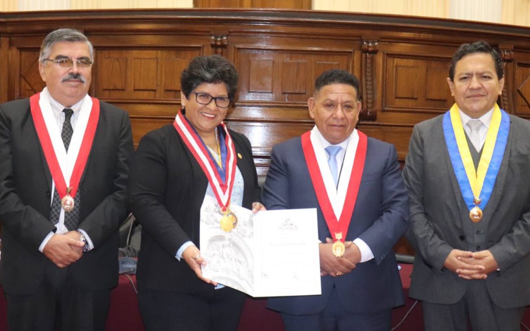 Decana Mabel Burga Tequén recibe Reconocimiento del Congreso de la República.