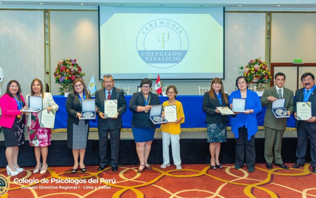 Ceremonia en honor a los Miembros Vitalicios que han dejado una huella indeleble en la historia de la psicología peruana